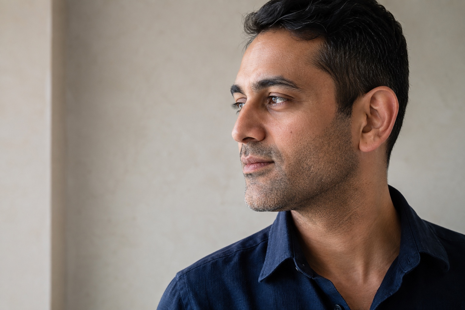 Man in three-quarter profile showing his natural jawline and chin proportions